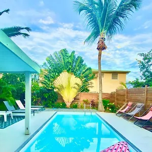 Villa Magellan, Walkable Beach, Private Pool, La Baie-Orientale